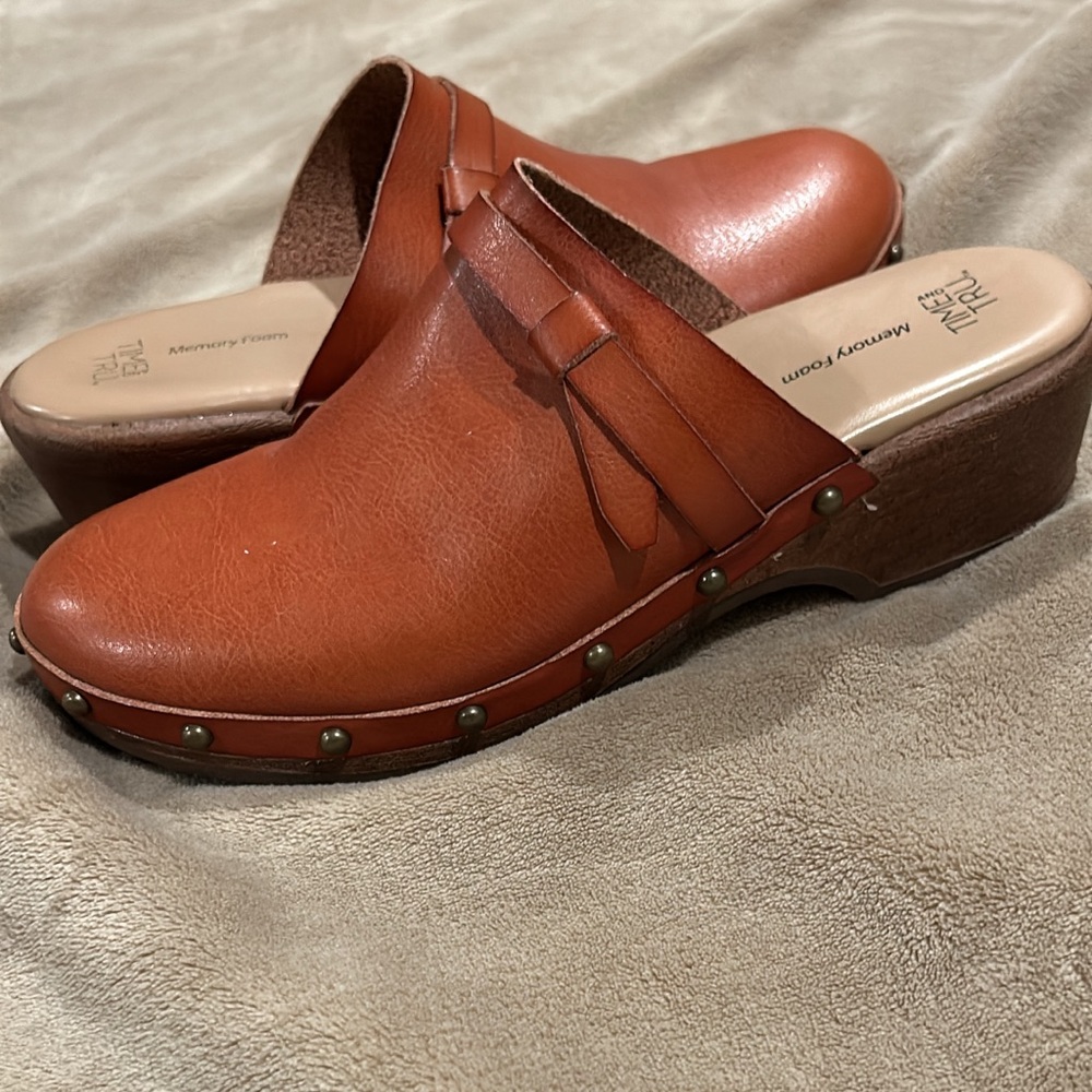 Women’s 8 Clogs. Like new. Color-Burnt Tan